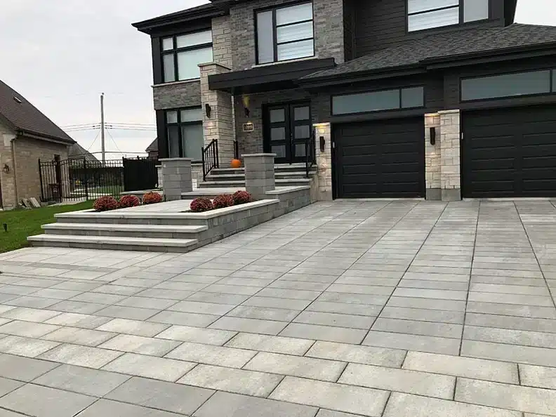 Maison moderne avec allée pavée.