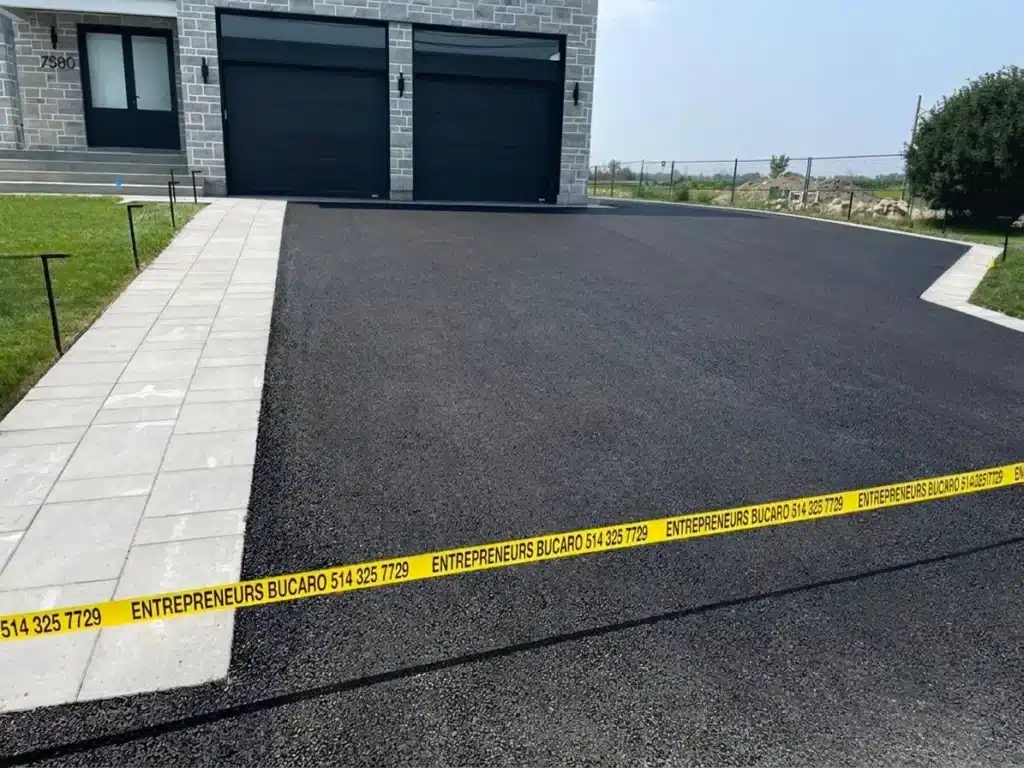 Allée récemment asphaltée avec barrière