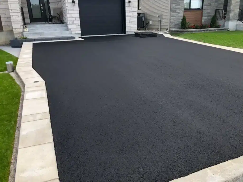 Allée fraîchement asphaltée avec ruban
