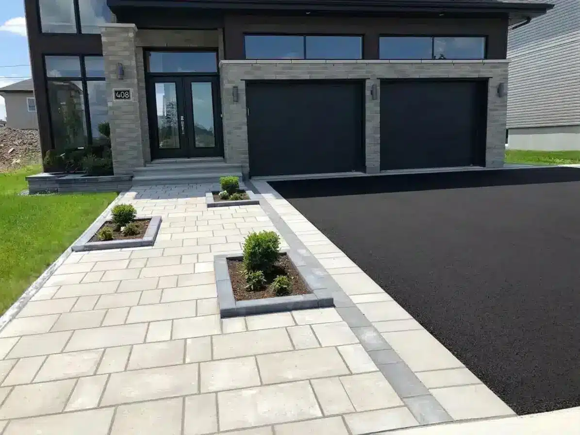Define and accentuate Montreal landscapes with pavers edging from Bucaro Landscaping. Prevent soil erosion, maintain clean lines, and enhance outdoor aesthetics.