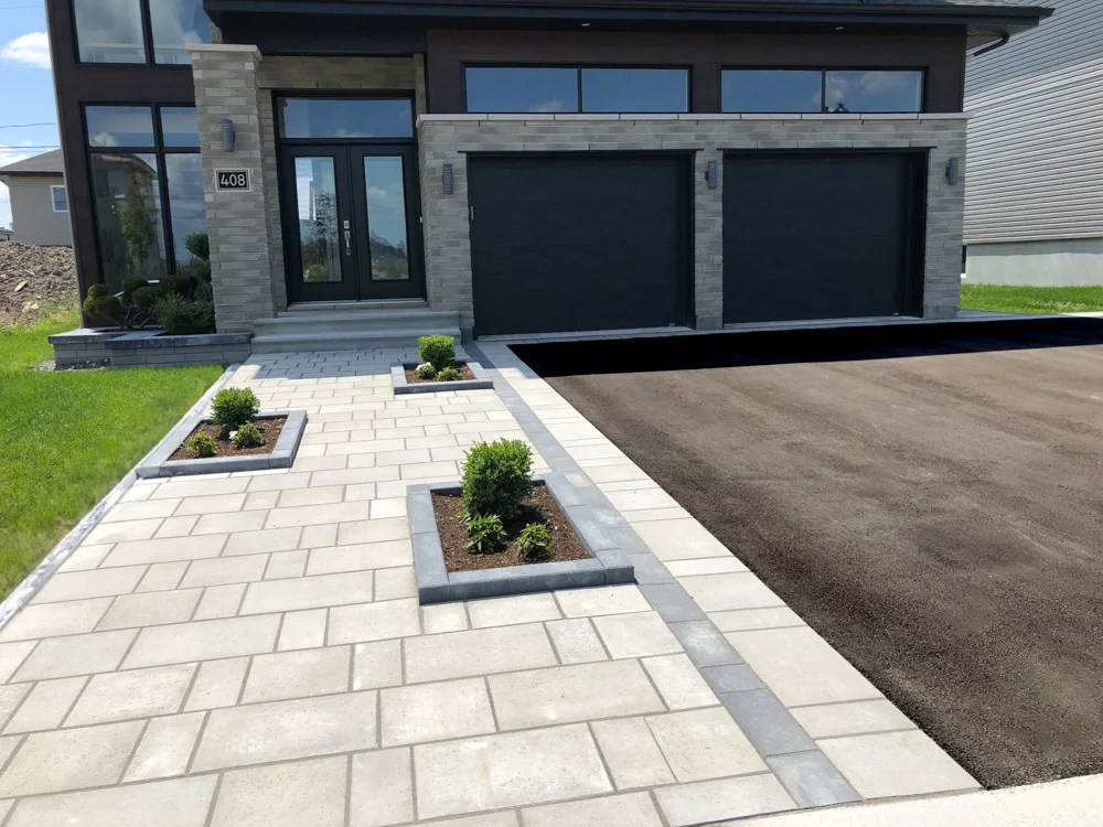 Define and accentuate Montreal landscapes with pavers edging from Bucaro Landscaping. Prevent soil erosion, maintain clean lines, and enhance outdoor aesthetics.