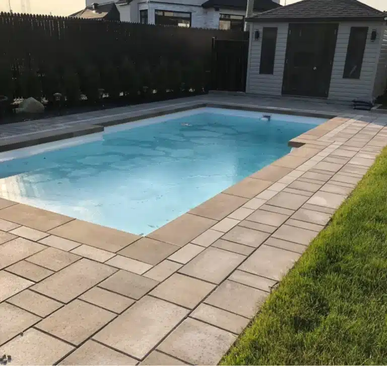 Piscine entouré de pavé uni