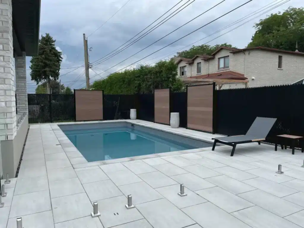 Piscine moderne avec chaises longues.